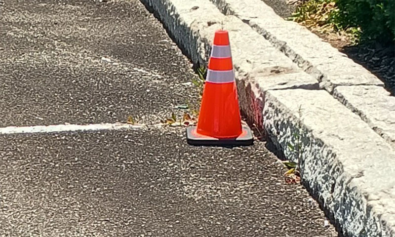 駐車場目印のカラーコーン